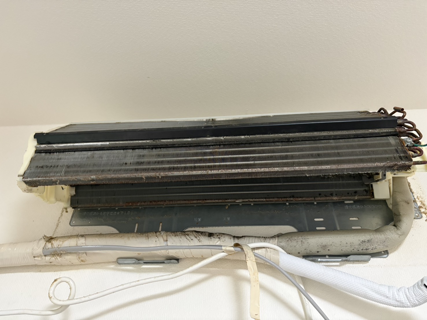 施工前のエアコン内部 – 汚れた熱交換器と送風ファン